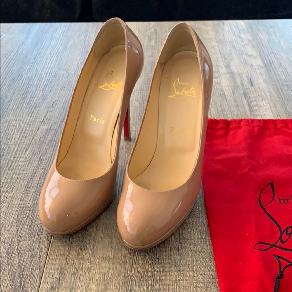 Christian Louboutin nude patent leather pump